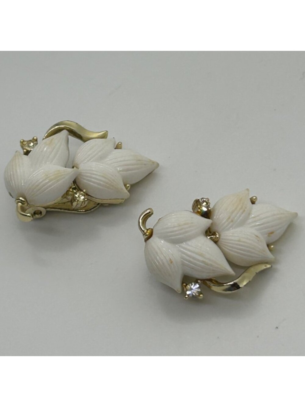 Lisner White Acrylic Flower Rhinestone Gold Tone Leaf Clip On Earrings Vintage